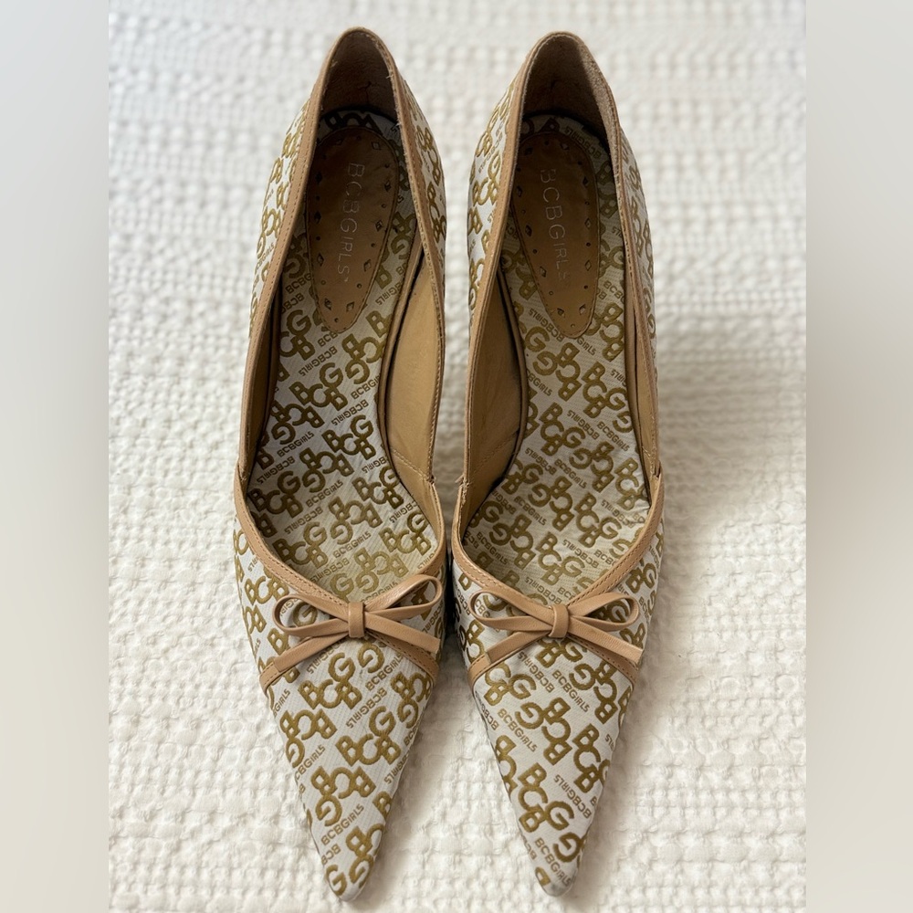 Vintage BCBG ALL Over Monogram Pointed Toe Heels & Leather Bows Women’s Size 9 - Picture 3 of 11